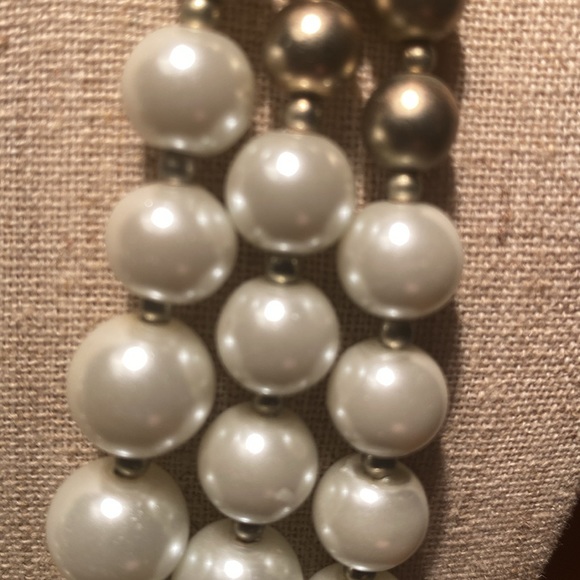 Betsey Johnson Graduated Pearl Necklace with Diamanté & Gold-tone Flower Detail. - Picture 4 of 7